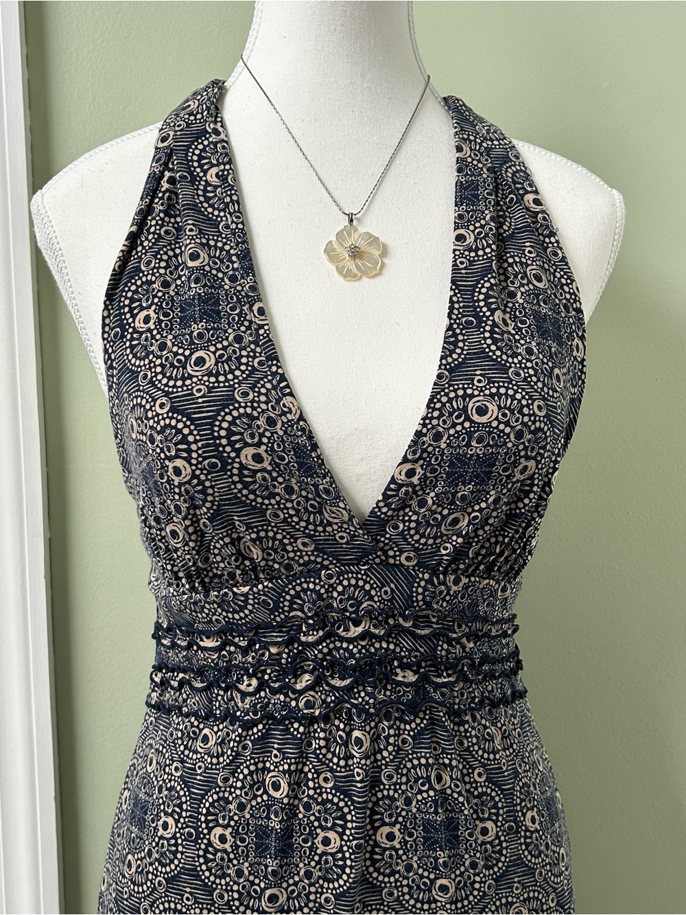 Patterned halter dress - Picture 2 of 7